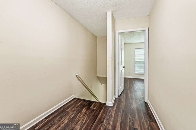 Building Photo - 105 N River Dr