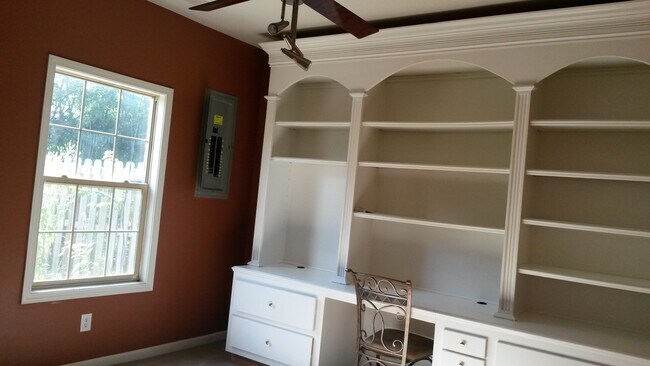 Building Photo - 1113 Oatlands Park