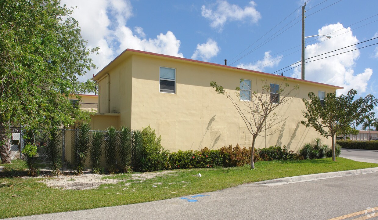 Building Photo - 817 N Dixie Hwy