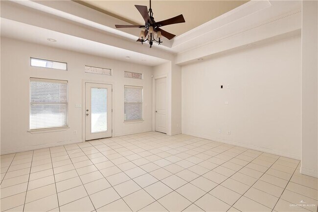 Foto del edificio - 10 Hackberry Ave