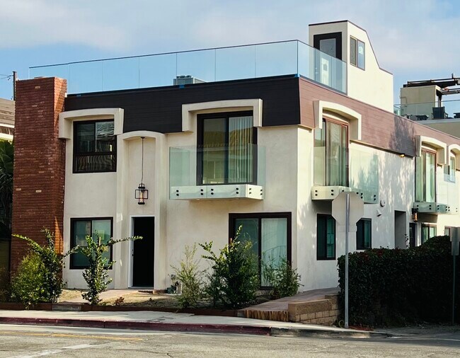 Building Photo - 3818 Pacific Ave