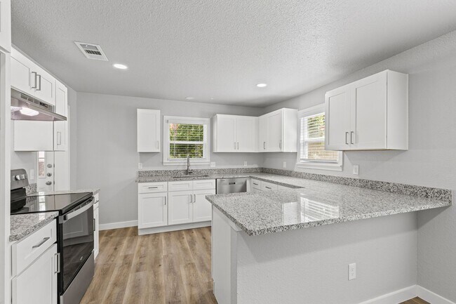 Building Photo - Charming in Cleburne!