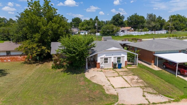 Foto del edificio - Spacious 5-Bedroom Home with Fenced Backya...