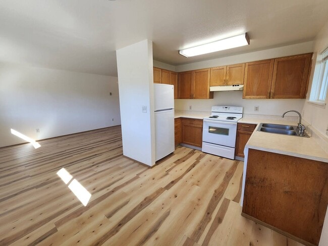 Building Photo - 549 Fern Ave