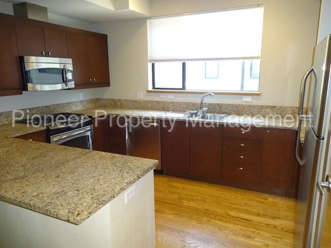 Building Photo - Modern Town home in Five Points