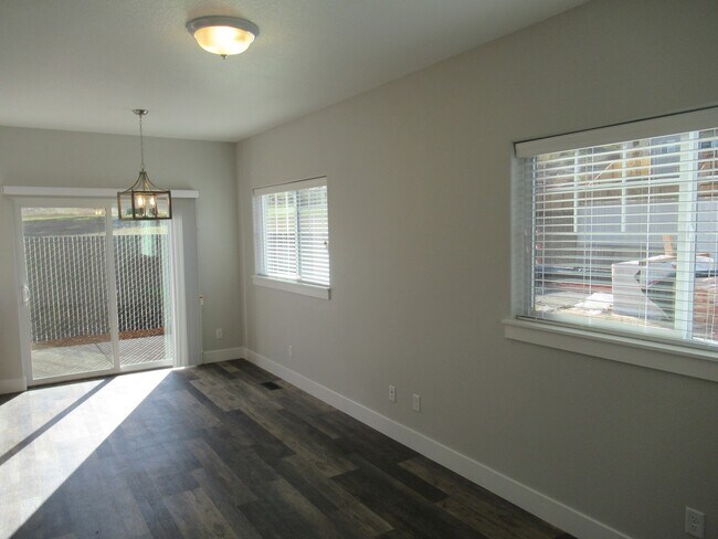 Foto del edificio - Large Duplex in South Salem!