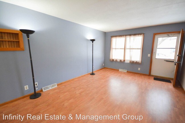 Foto del edificio - 2 br, 1 bath Apartment - 1020 13-1/2 St SE