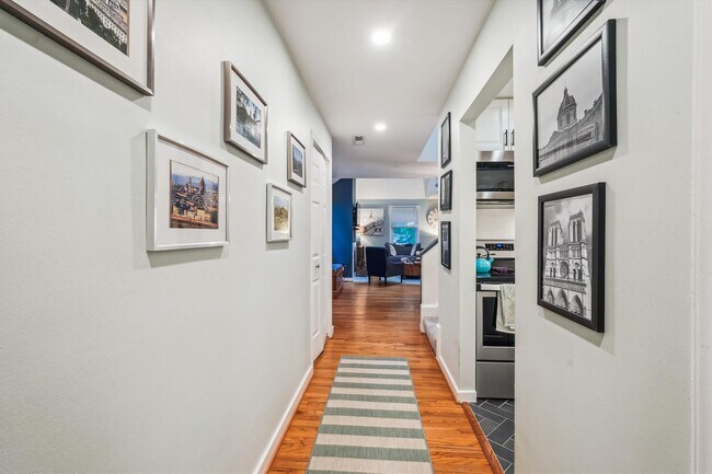 Foto del edificio - Beautiful 1BR/Loft at Rock Creek Garden Co...