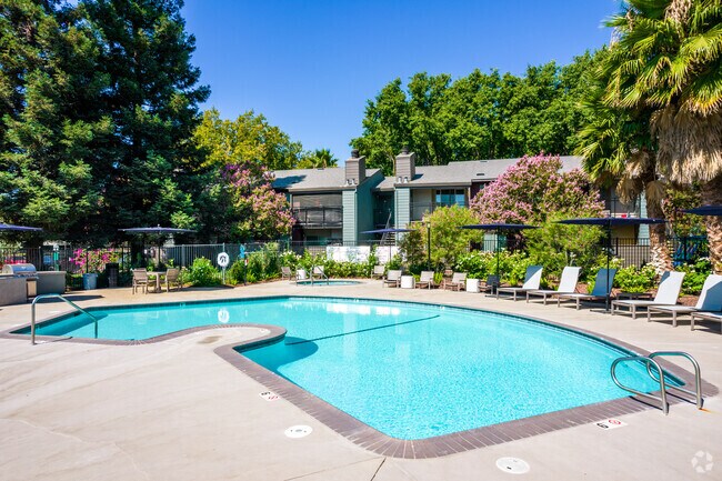 Building Photo - The Parc Apartments