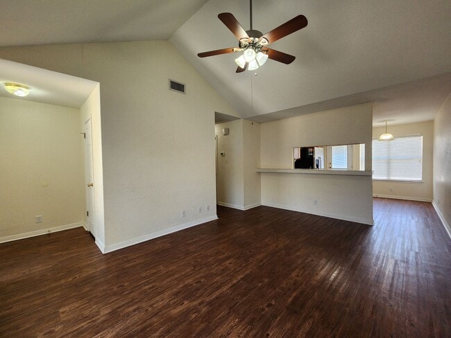 Foto del edificio - 2 Weeks Free Rent / 2/1 Duplex Home Close ...