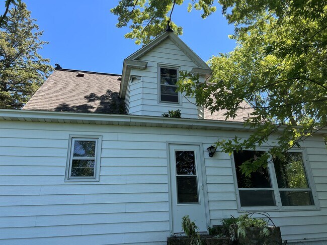 Building Photo - 544 6th Ave SE
