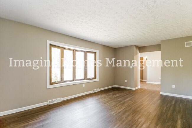 Foto del edificio - Huge 4 bedroom 3.5 bath Beautiful Pet Frie...