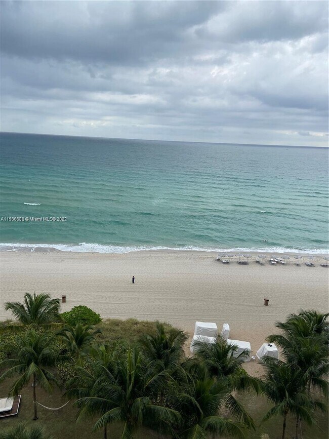 Building Photo - 17001 Collins Ave