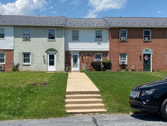 Building Photo - Available June 1st | 2 Bedroom Townhouse