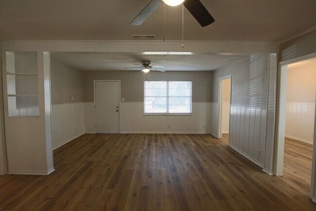 Building Photo - Available Now! Newly Remodeled 3 Bed 2 Bat...