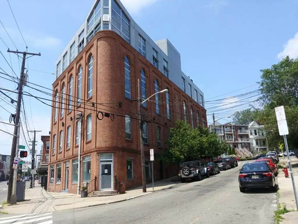 Primary Photo - 704 Grand St