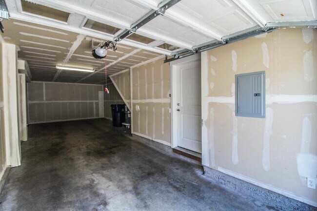 Foto del edificio - 2bed/2bath Lake Boren Townhome with greenbelt and lake views! Prime Newcastle Location.