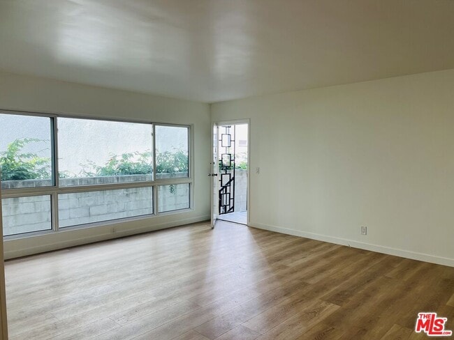Foto del edificio - 340 N Palm Dr