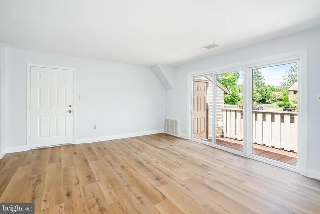Building Photo - 206 Hickory Ct
