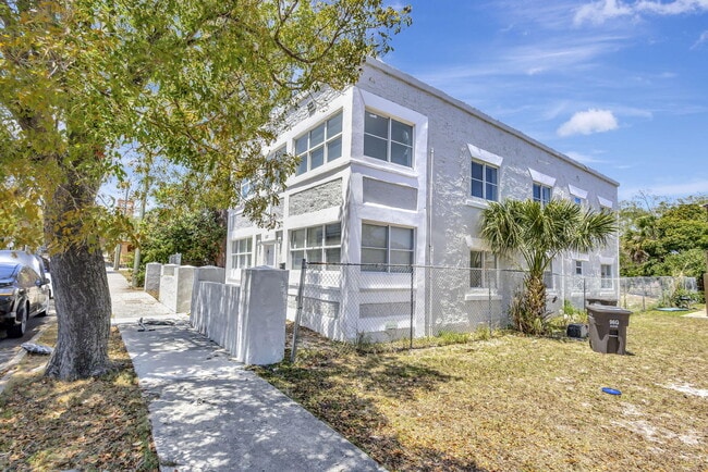 Building Photo - 629 9th St