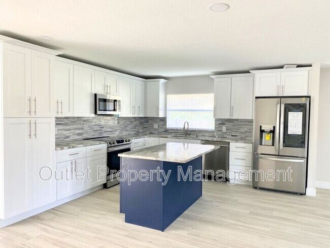 Building Photo - 585 Queens Mirror Cir