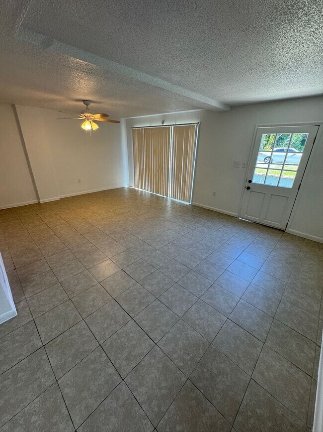 Foto del edificio - 1735 NE 2nd St