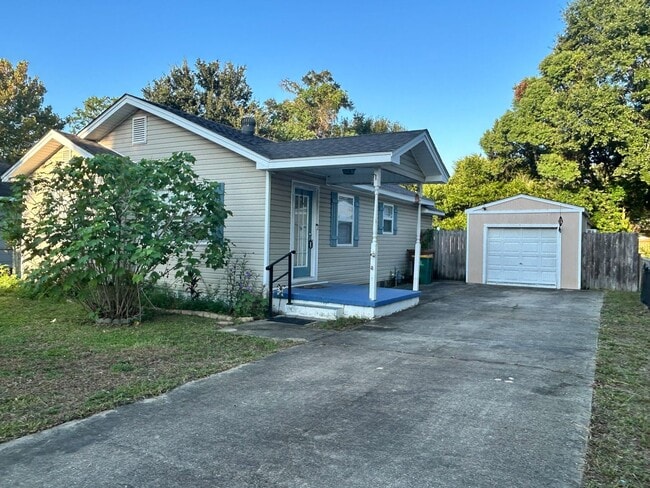 Building Photo - 179 Dahlia St