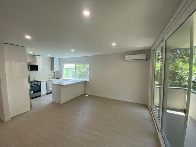 Building Photo - 2441 N Beachwood Dr