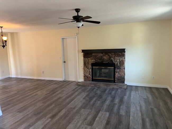 Building Photo - 4 bedroom 2bathroom Home Available now! Ap...