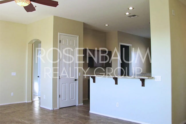 Building Photo - Gorgeous 3-bedrooms, 2-baths home in the b...