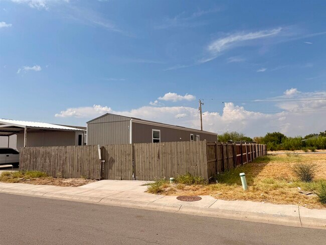 Building Photo - 720 Big Leaf Dr