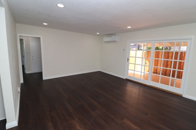 Building Photo - 468 N Cypress St