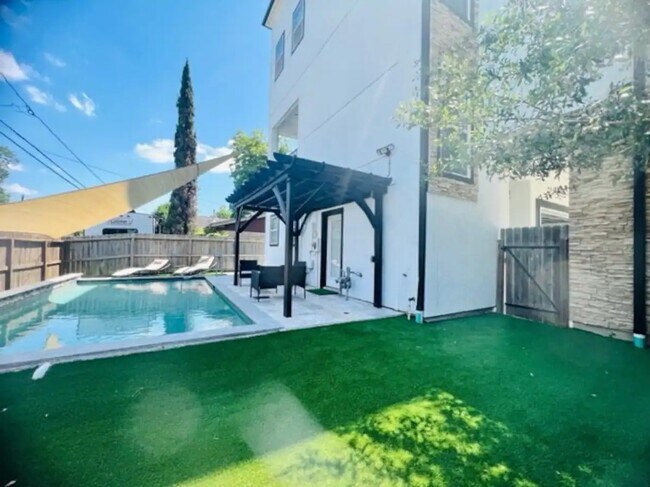 Building Photo - 1518 Tarley St