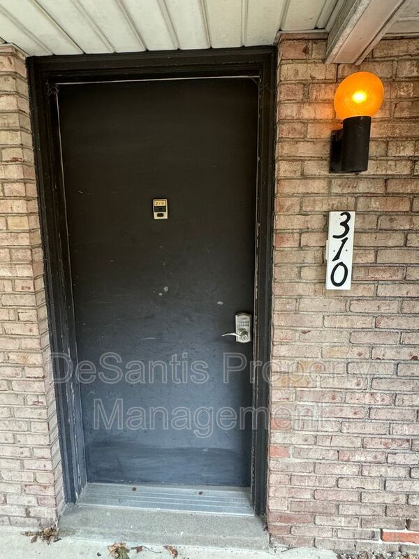 Primary Photo - 310 Lunar Ln