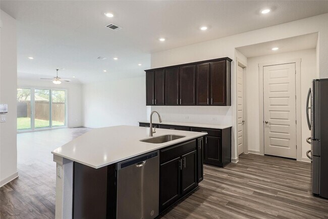 Foto del edificio - 1917 Centerline Ln