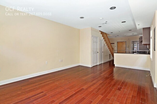 Building Photo - Stunning Bi-level 2 Bed Condo w/ Parking!
