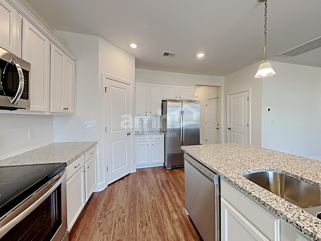 Building Photo - 2537 Highwood Blvd