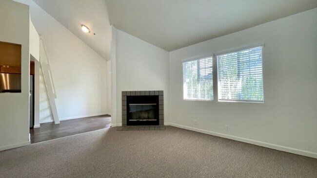 Building Photo - 2 Bedroom + Loft Condo in Parkwood Village