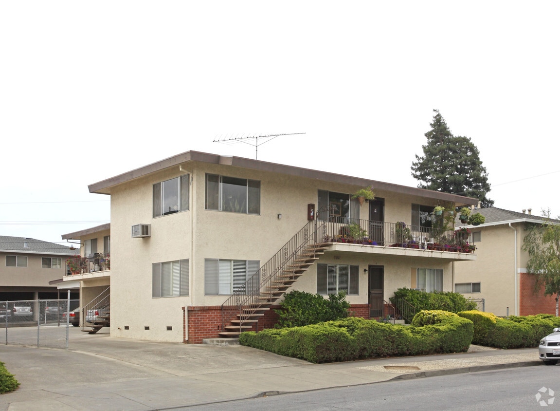 Primary Photo - 690 Grand Coulee Ave