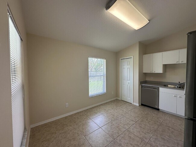 Building Photo - Charming 2-Bed, 2-Bath Home on Foxwood Dri...