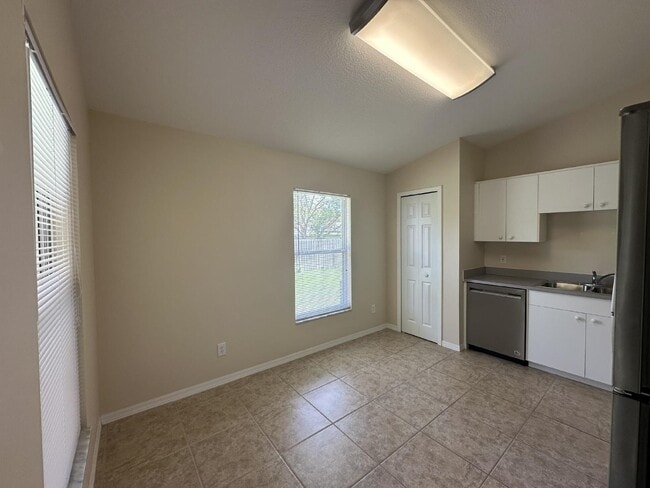 Foto del edificio - Charming 2-Bed, 2-Bath Home on Foxwood Dri...