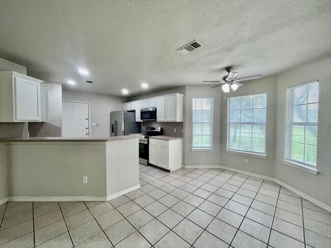 Foto del edificio - Comfort & Charm in Castle Forest - Reduced Deposit for Qualified Applicants!