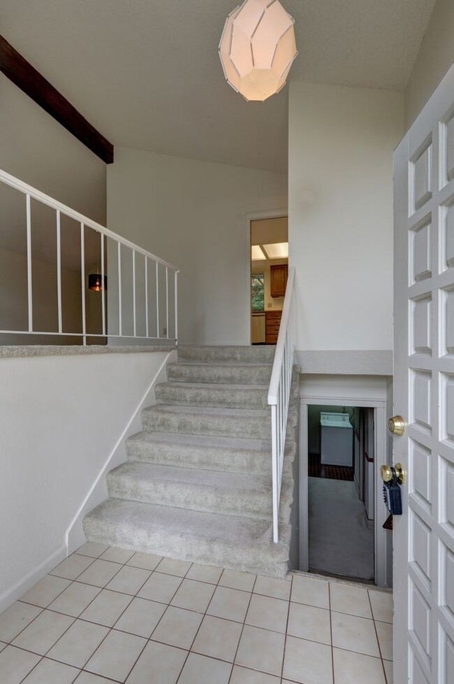 Building Photo - Great 4BR 2.5BA Split Entry Home in Quiet Forest Park Neighborhood