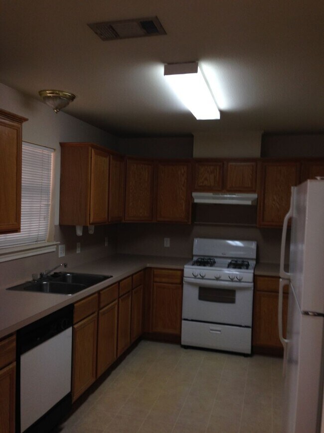 Building Photo - Spacious Duplex Available for  Lease!