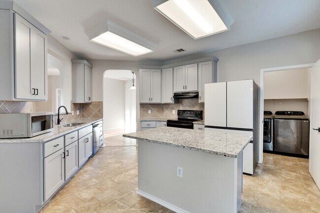 Building Photo - 6305 Roseborough Dr