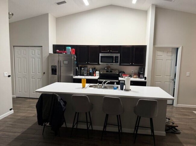 Building Photo - 4 bedroom 2 bath home in Port Saint Lucie