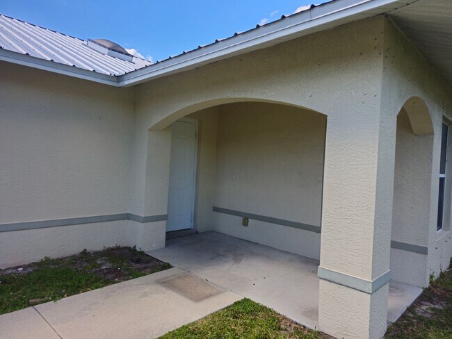 Building Photo - Cute 2 bedroom with a den 2 bathrooms and ...