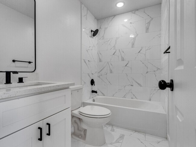 Foto del edificio - Stunning New 3 Bedroom Duplex Home