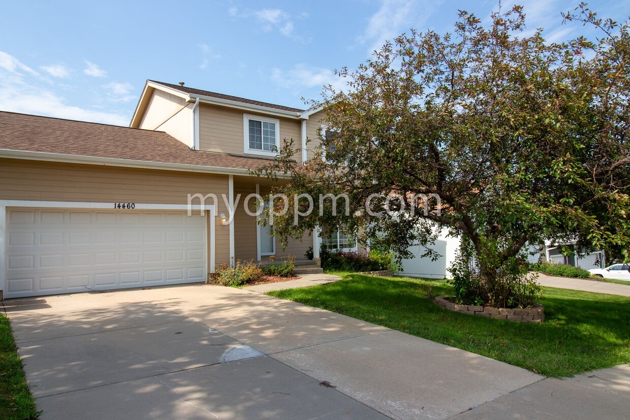 Foto principal - $1,022.50 Off Deposit! Spacious 2 Story ho...