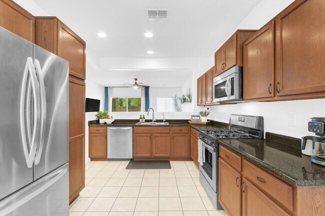 Foto del edificio - Stunning Single-Level Rental In The Highly...